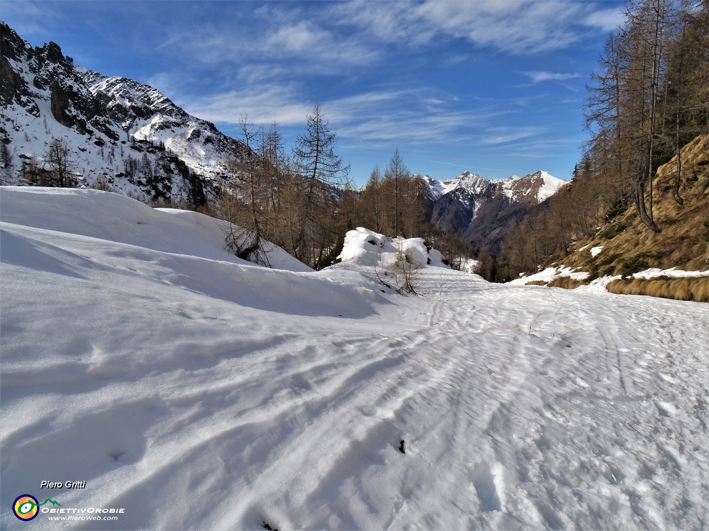 20 Ora si cammina su neve battuta e non ghiacciata...splende il sole finalmente.JPG